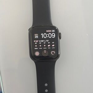 40 mm Apple SE Smartwatch